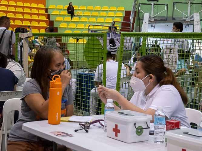 Dr. Bleisha Jessica de Peralta (right) helps a patient with her medical concerns. 【Photo by Dorothy Castro】