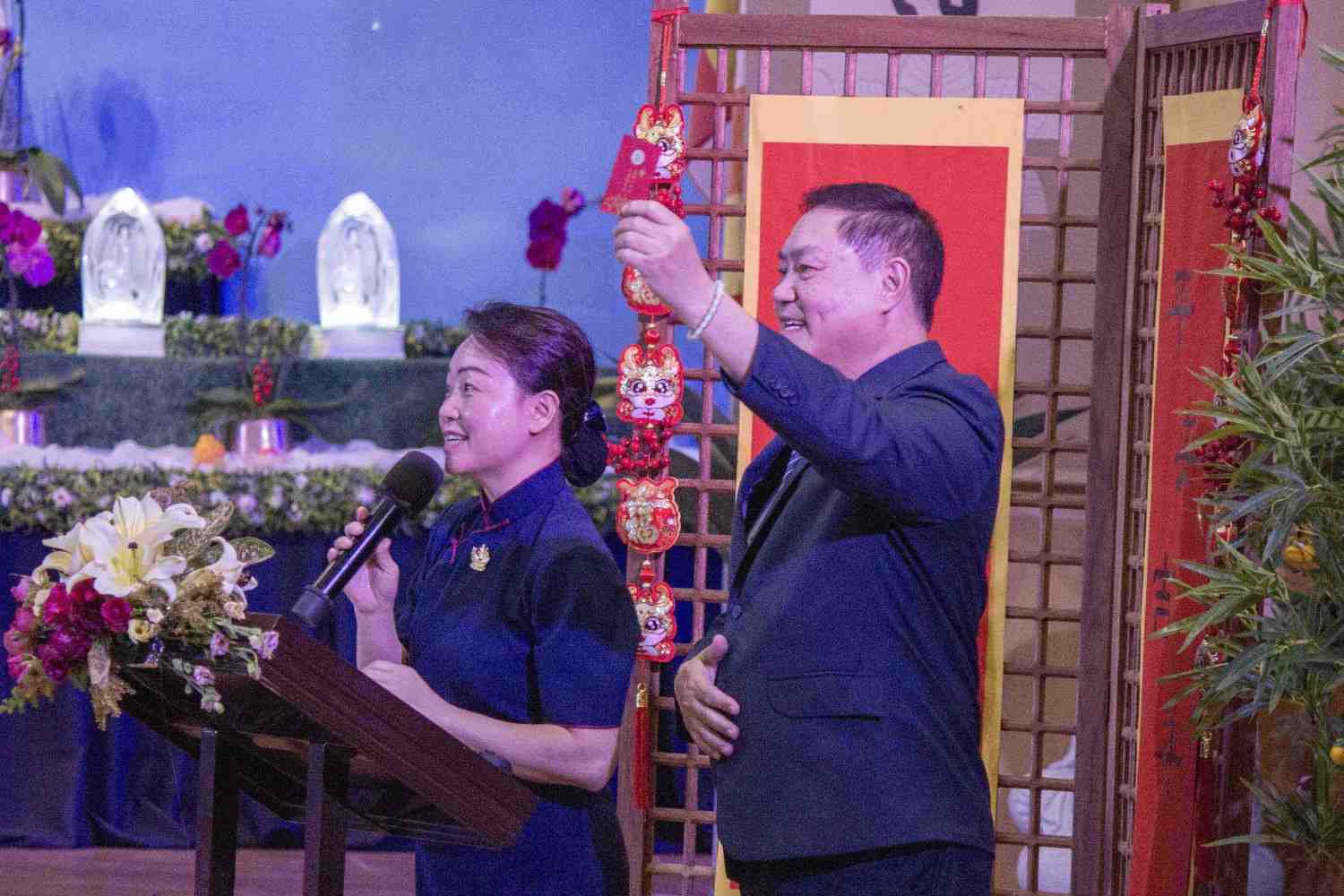 Tzu Chi volunteers Angie Cai and Peter Uy hosted the afternoon program in Chinese. 