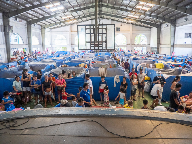 The displaced families were moved to Leonardo Fugoso Sport Complex while their homes are being rebuilt in Isla Puting Bato. 【Photo by Matt Serrano】