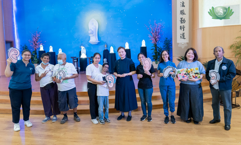 Hearing aids donated by Rotary Past District Governor Danny Low and Dr. Angeline Low from Australia were awarded to Tzu Chi medical assistance beneficiaries Arturo Labalan (third from left, with his wife Helen) and Jasper Arreza (fifth from left, with his mother Jocelyn). 