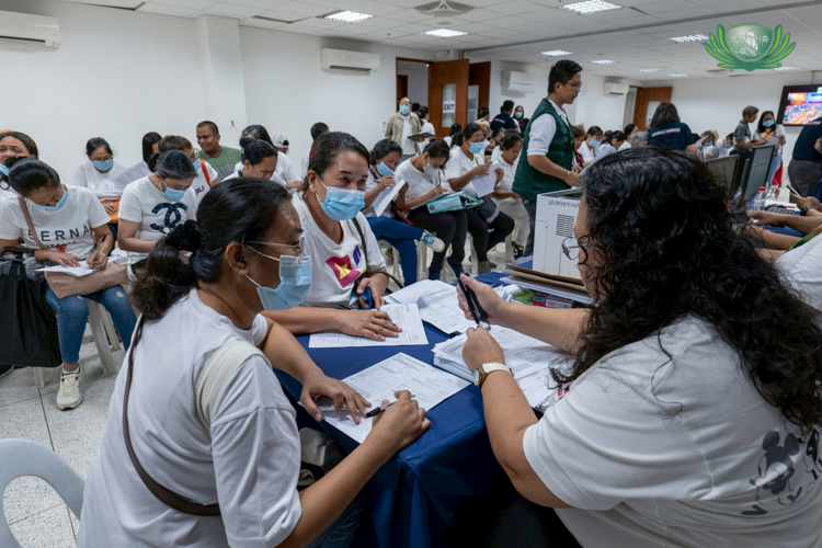 Philhealth officers process the documents of Tzu Chi’s medical assistance beneficiaries. 