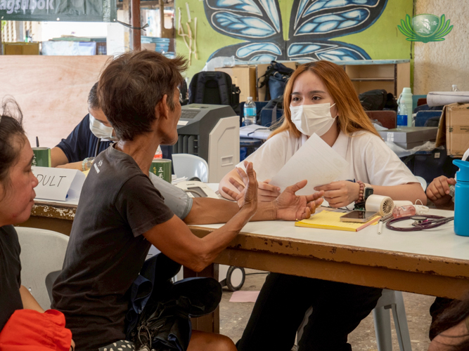 A former medical school scholarship recipient from Tzu Chi and now a licensed physician, Dr. Andrea Bonife Ibañez (right) lends her expertise in medicine to help assess the health concerns of families affected by Typhoon Tino (Kalmaegi).