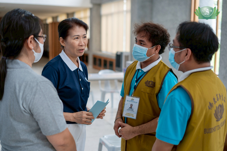 Jaypee and Jayvee delos Santos (first and second from right) meet with Tzu Chi Philippines Deputy CEO Woon Ng (second from left), who fought for the brothers to each be granted a scholarship. “When I think about it, I realize that there are people out there who are willing to fight for you,” says Jaypee. “She’s a blessing to us.” 