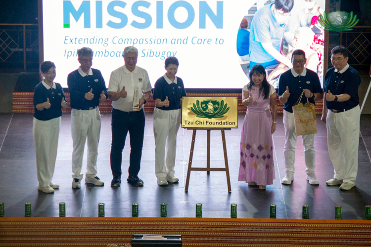 Tzu Chi volunteers receive tokens of appreciation and a miniature marker of the Province of Zamboanga Sibugay (held by Dr. Josefino “Jo” Qua, third from left) from Provincial Governor Dr. Ann K. Hofer (third from right).