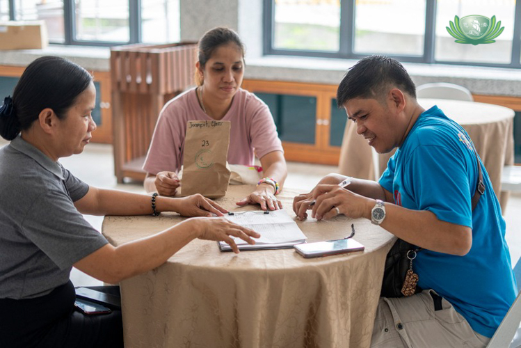 Elmer Juampit (in blue), is one of Tzu Chi’s Medical Assistance Program (MAP) beneficiaries. Now, he continues his work as a nursing aide at QMMC.