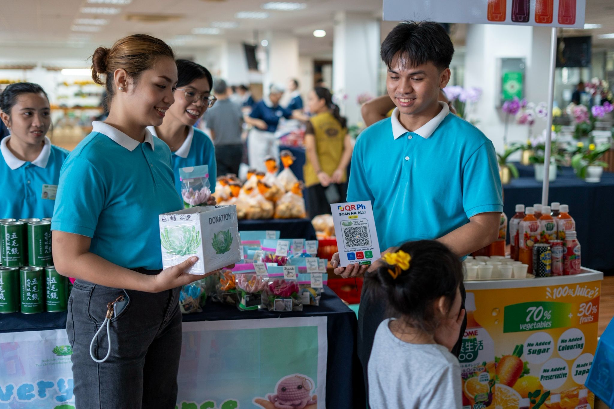 Tzu Chi scholars encourage shoppers to donate and support a good cause.