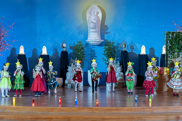 Pre-kindergarten students send a message of hope with a performance of “Light a Candle for Peace.”【Photo by Marella Saldonido】