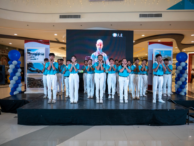 Tzu Chi scholars and children from Palo Great Love Village perform a song with sign language. 【Photo by Matt Serrano】