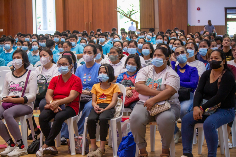 In Manila, 341 Tzu Chi scholars and their parents ask questions and share their encounters with fire. 【Photo by Marella Saldonido】