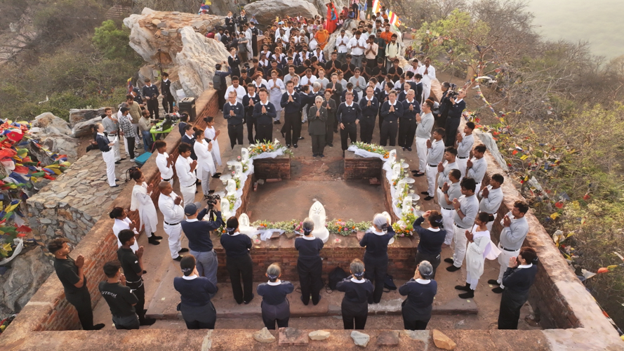 Volunteers took time to pray for peace and harmony in the world, as well as for the Tzu Chi founder Dharma Master Cheng Yen.【Photo by 攝影者 許俊吉 Hsu Chun-Chi】