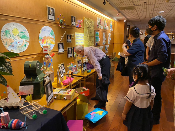 Family members check out the environmental-themed crafts made by the students of Tzu Chi Great Love Preschool Philippines. 【Photo by Matt Serrano】