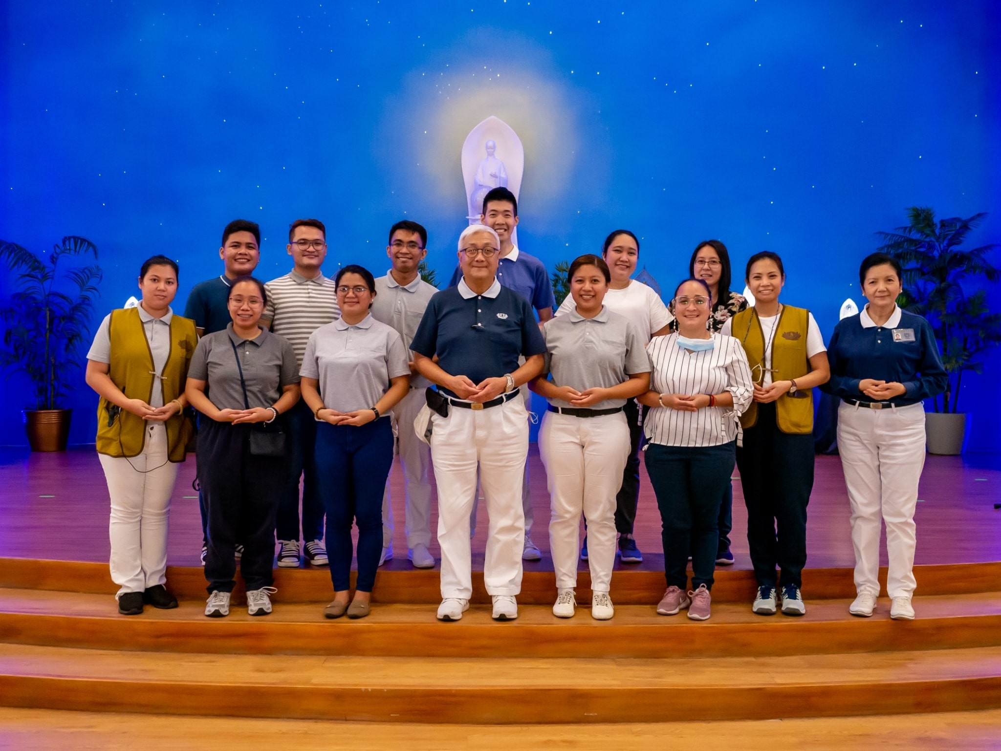 At the youth camp, Tzu Chi alumni gather for a photo with Tzu Chi Philippines CEO Henry Yuňez (front row, fourth from left) and Tzu Chi Education Committee volunteer Rosa So (front row, first from right). 【Photo by Daniel Lazar】