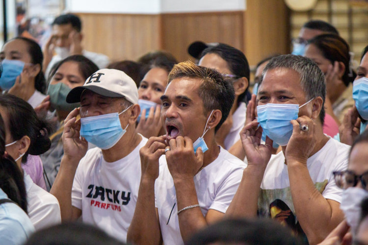 Audiences gamely try out the exercises taught to them by speaker Paolo Trinidad. 【Photo by Marella Saldonido】