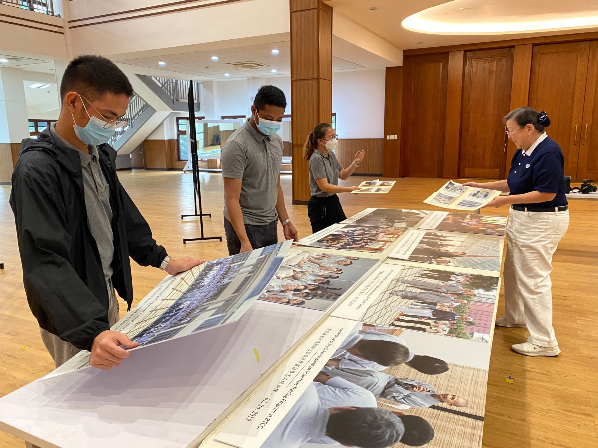 Tzu Chi’s Communications Department sort out large-format images for the Tzu Chi photo exhibit at the Jing Si Auditorium.【Photo by Harold Alzaga】
