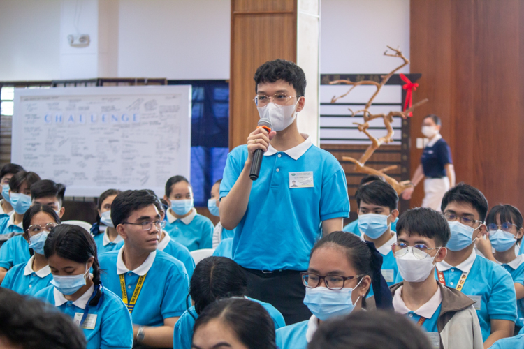 In Manila, 341 Tzu Chi scholars and their parents ask questions and share their encounters with fire. 【Photo by Marella Saldonido】