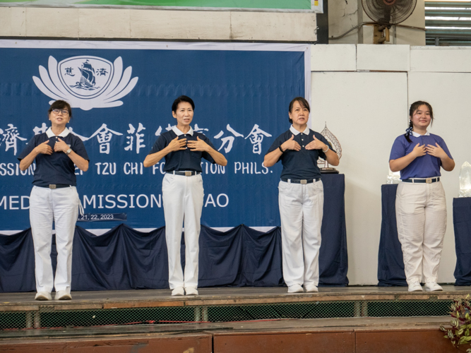 Volunteers lead beneficiaries to a signed song. 【Photo by Matt Serrano】