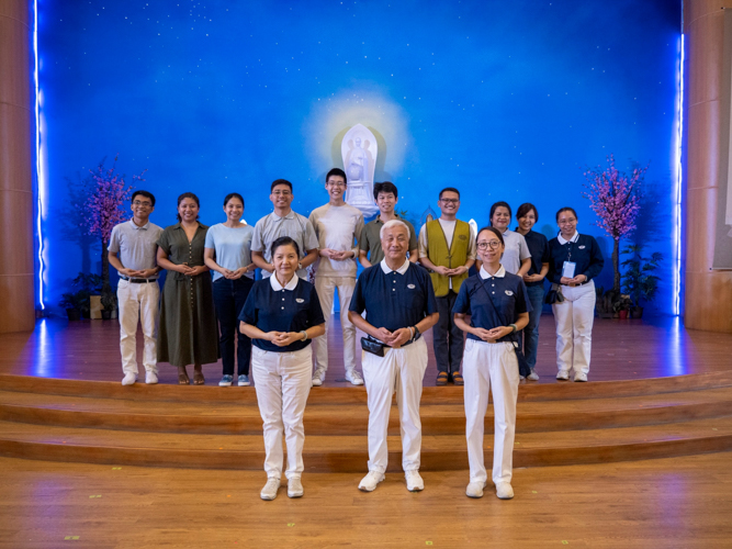 (Front row, from left) Tzu Chi Education Committee volunteer Rosa So, Tzu Chi Philippines CEO Henry Yuñez, and Office of the CEO volunteer Peggy Sy-Jiang stand before former Tzu Chi scholars in the launch of the Tzu Chi Philippines College Scholars Association.  【Photo by Daniel Lazar】 