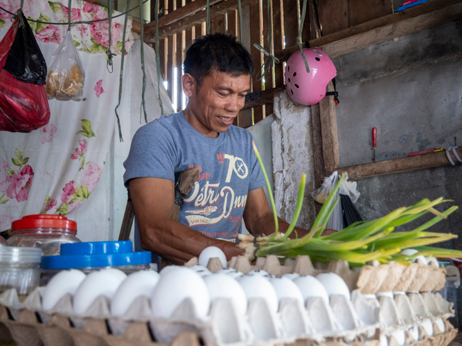 Despite the loss of his right leg, Rodello Garillo keeps busy as a mason and owner of a modest variety store. “It’s hard, but I had to accept it because my kids depend on me,” Garillo told Tzu Chi volunteers during a home visit.