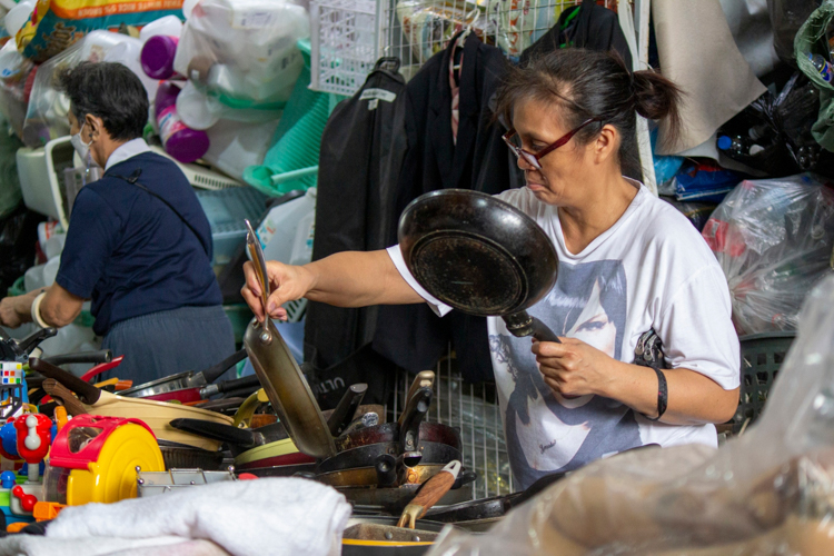 Tzu Chi Foundation held its first rummage sale on January 13 at the Buddhist Tzu Chi Campus (BTCC) in Sta. Mesa, Manila. Residents from the community purchased new and secondhand clothes, toys, houseware, and kitchenware. 【Photo by Matt Serrano】