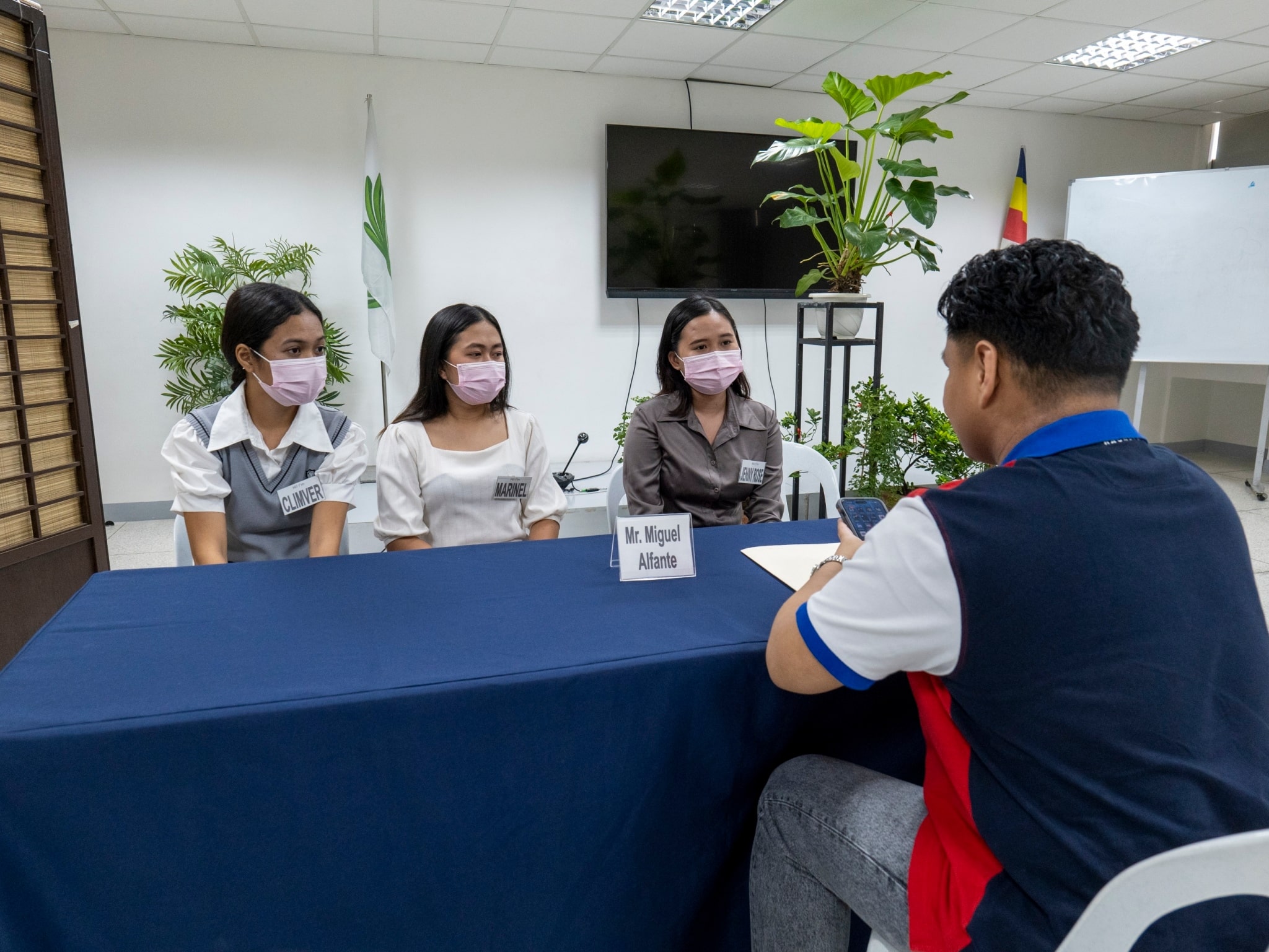 Guests at the mock interview guided students in participating in interviews for their future work opportunities.【Photo by Matt Serrano】