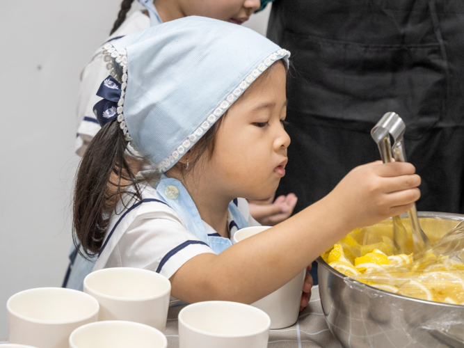 In addition to developing children’s communication and fine motor skills, the Kiddie Market nurtures students’ empathy, kindness, and generosity at a very young age. 【Photo by Matt Serrano】