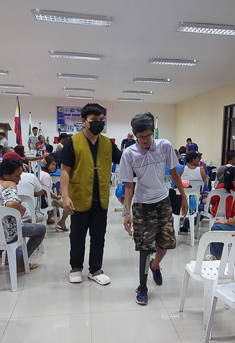 Bienvenido Espelita confidently walks with his new prosthesis.