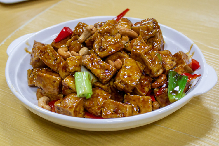 Kung Pao is a filling dish made with silken tofu, minced veggie meat, and mushrooms. 【Photo by Marella Saldonido】