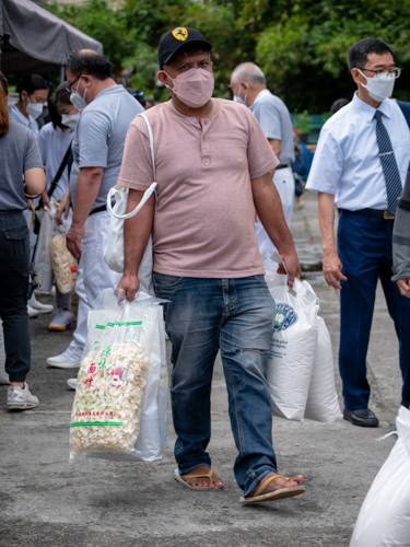 In addition to the two sacks of 10 kg rice, bag of groceries, and medical assistance, beneficiaries took home a bag of noodles. 【Photo by Daniel Lazar】