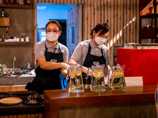 Volunteers prepare pitchers of water infused with fresh lemon and cucumber slices. 【Photo by Daniel Lazar】