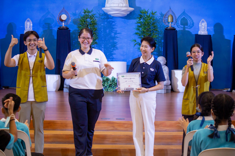Tzu Chi Great Love Preschool Philippines School Directress Jane Sy (second from left) receives a certificate of appreciation from Tzu Chi Philippines Deputy CEO Woon Ng (second from right). 【Photo by Marella Saldonido】