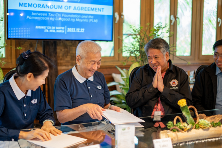 Tzu Chi volunteers and officials of the Pamantasan ng Lungsod ng Maynila (PLM) meet at the Café of Buddhist Tzu Chi Campus in Sta. Mesa, Manila, for the signing of a Memorandum of Agreement acknowledging 41 PLM students as Tzu Chi scholars for schoolyear 2023-2024. 【Photo by Jeaneal Dando】