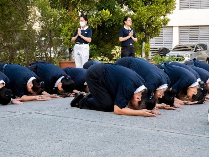 The “bow” in 3 steps and 1 bow is a prostration with palms facing upward—a simple yet profound gesture of repentance, faith, humility, and submission. 【Photo by Dorothy Castro】