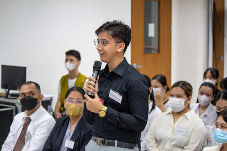 Tzu Chi scholar Jefferson Aguilar tries to overcome nerves by asking questions during the Mock Interview’s open forum. 【Photo by Marella Saldonido】