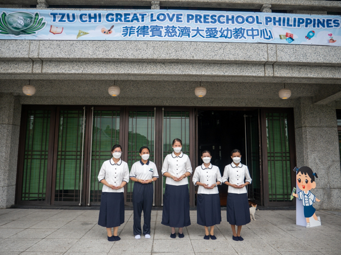 Tzu Chi Great Love Preschool Philippines Principal Jane Sy (center) poses with her teachers (from left) Arian Cruz, Pauline Paje, MJ Seno, and Abby Villalon.【Photo by Jeaneal Dando】