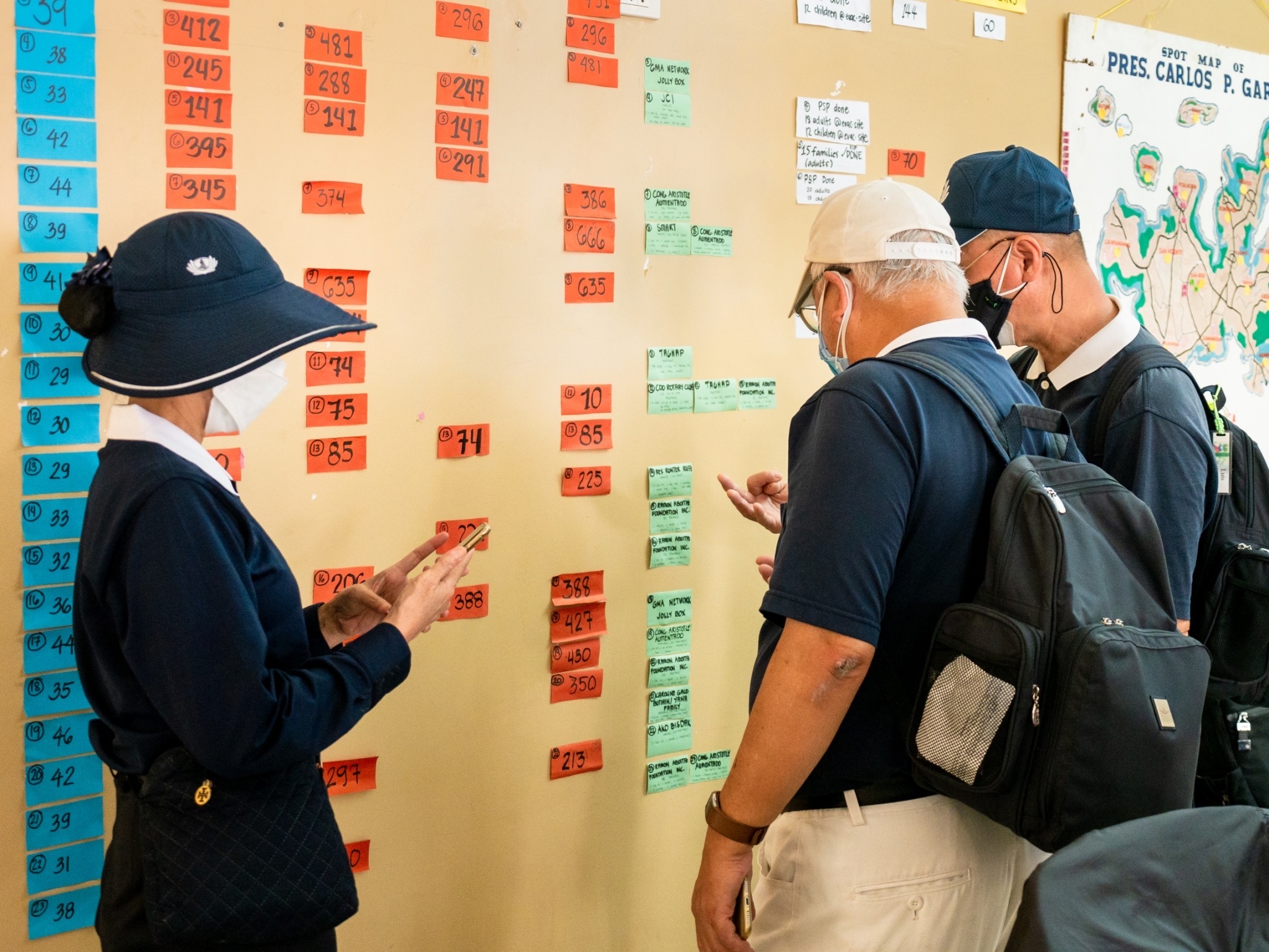 Volunteers check on the number of recipients in the mayor’s office. 【Photo by Daniel Lazar】