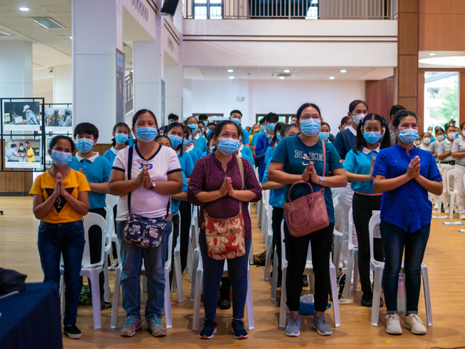 Parents of Tzu Chi scholars pay their respects to Dharma Master Cheng Yen. 【Photo by Daniel Lazar】