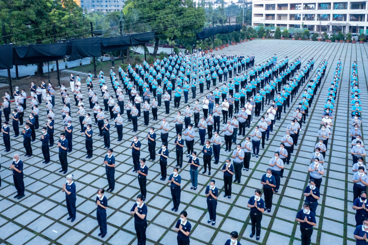 With palms together in prayer, volunteers participate in the 3 steps and 1 bow ritual to mark Tzu Chi’s 28th year in the Philippines. 【Photo by Daniel Lazar】