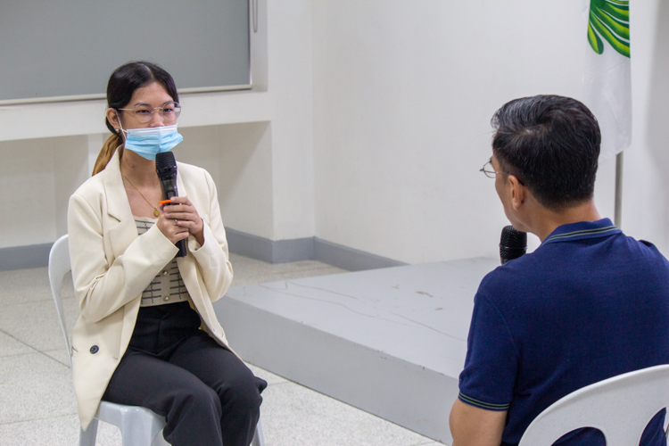 Tzu Chi scholar  Margo Janelle Ma-ang (left) volunteers to answer a mock interview question from Darwin Soriano. 
