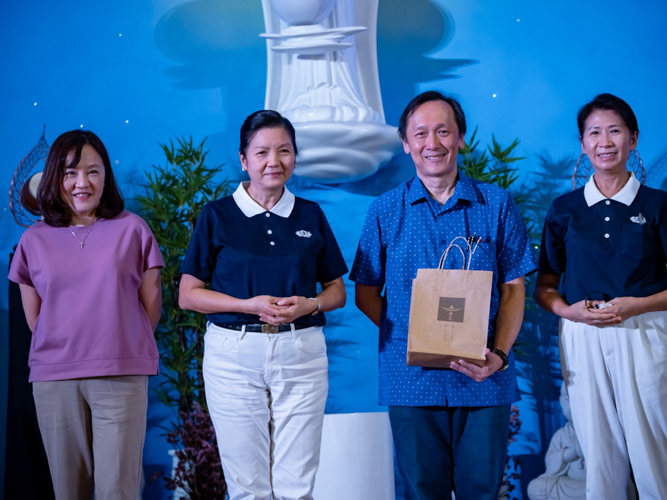 Humanities class guest speaker Dr. Louie Tan (second from right) receives a token of appreciation from volunteer head of Tzu Chi’s education program Rosa So (second from left) and Tzu Chi Philippines Deputy CEO and OIC Woon Ng (first from right). Dr. Tan’s wife, Atty. Belenette Tan (first from left) was also in attendance. 【Photo by Daniel Lazar】