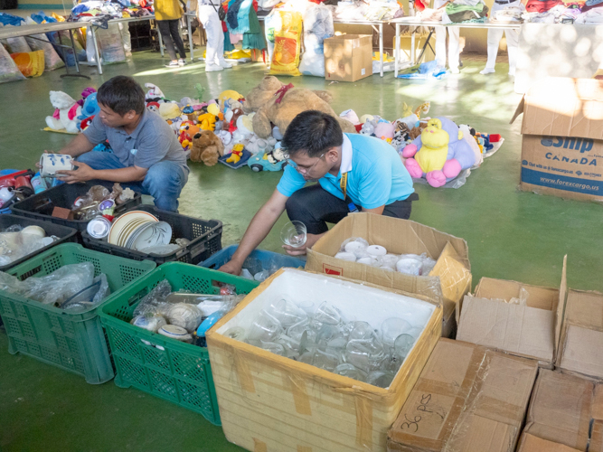 Everything from houseware to toys could be found at the April 13 bazaar. 【Photo by Dorothy Castro】