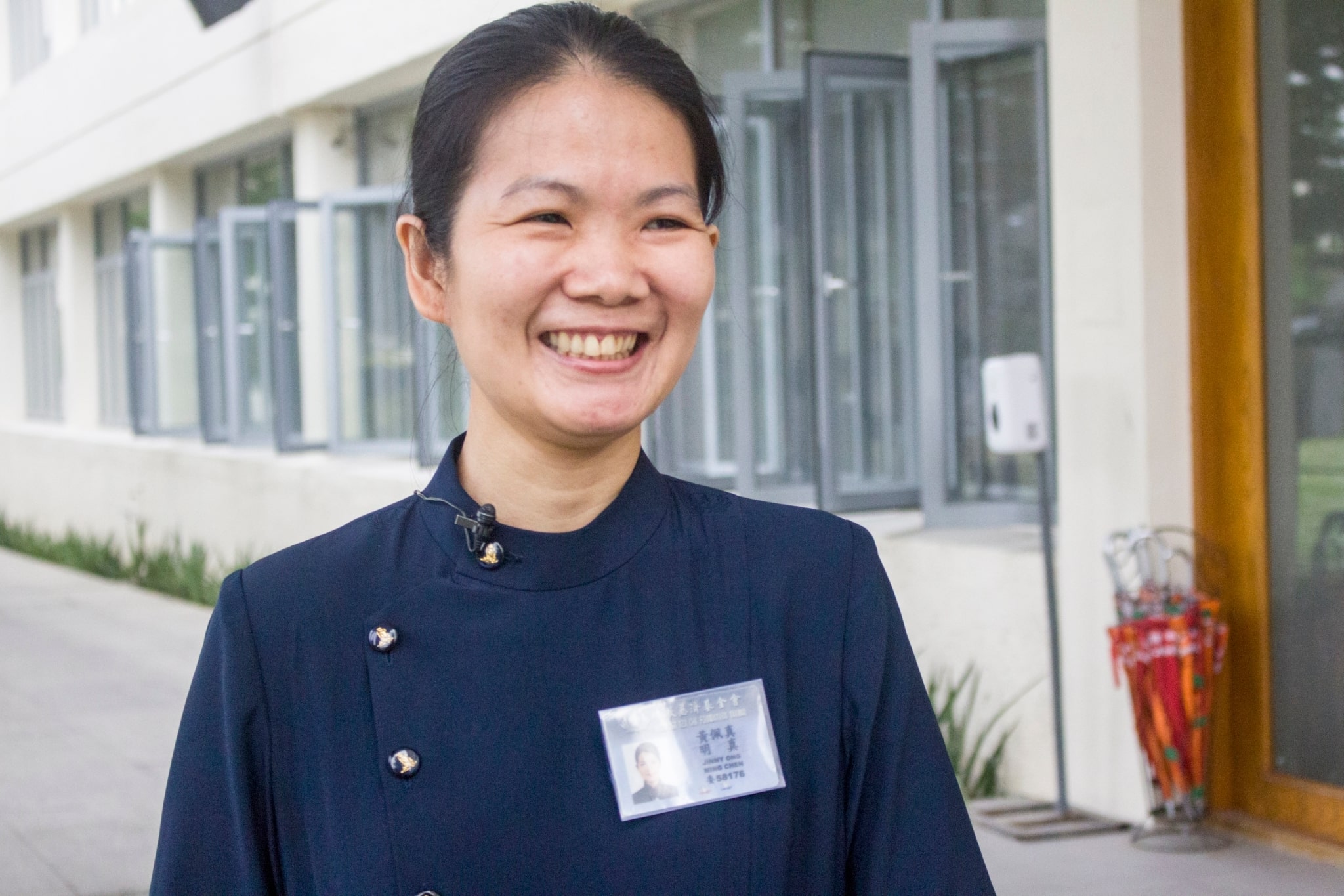A certified commissioner since 2018, Jinny Ong has participated in Tzu Chi’s rice relief distributions. “Help while you can. Do everything you can while you have time because you’ll never know what will happen next,” she says. 【Photo by Matt Serrano】