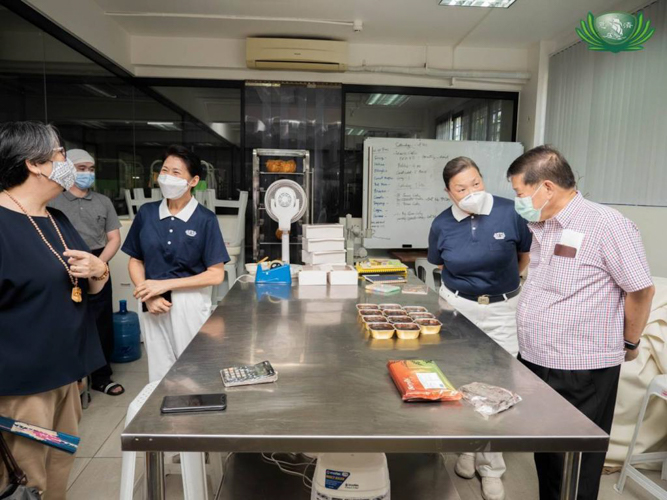 Tzu Chi volunteers shows the BTCC bakery to Angelo King Foundation executives.【Photo by Kendrick Yacuan】