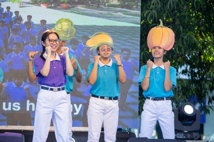 Before the awarding of the fastest runners, Tzu Chi volunteers went on stage to perform the Veggie Song, with volunteer Kinlon Fan hosting and singing and other volunteers signing the song. 【Photo by Matt Serrano】