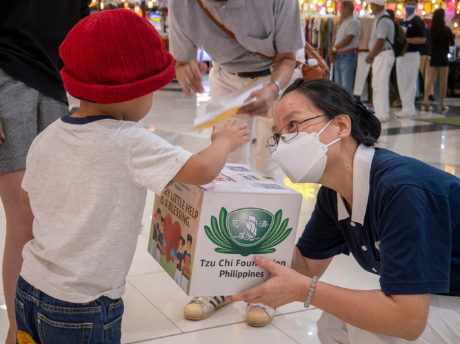 Tzu Chi’s programs are funded through the generosity of people from all walks of life. Robinsons North Tacloban shoppers help ensure the programs continue through donations big and small. 【Photo by Matt Serrano】