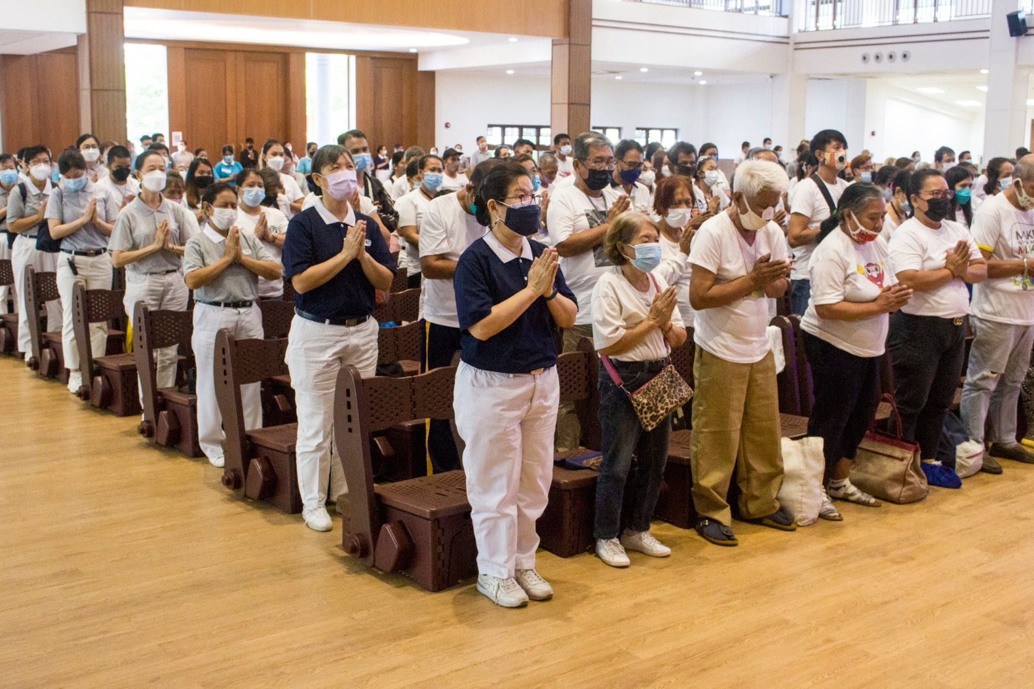 Before claiming medical assistance benefits, beneficiaries and their families attend a short program at the Jing Si Auditorium.【Photo by Matt Serrano】