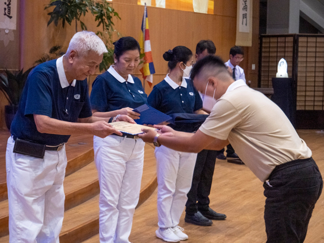 Tzu Chi Philippines CEO Henry Yuñez leads the awarding of Technical-Vocational scholarships in welding and caregiving on November 4 at the Jing Si Hall of Buddhist Tzu Chi Campus in Sta. Mesa, Manila. 【Photo by Matt Serrano】