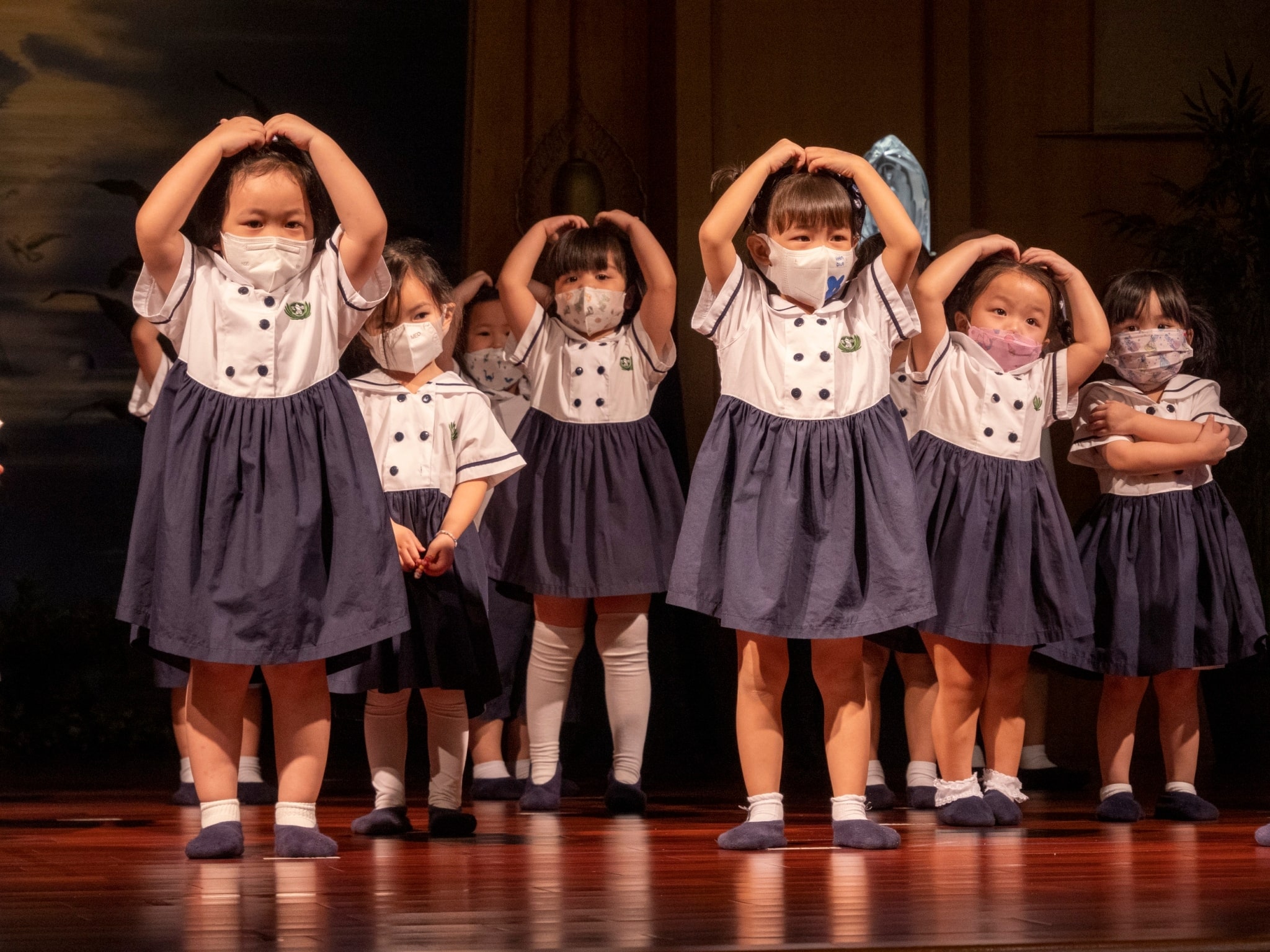 Preschool students performed the song “Mama, I love you” to express gratitude to their mother. 【Photo by Matt Serrano】