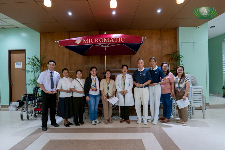 Representatives from QMMC, led by Dr. Maritess Ombao (fifth from right), pose for a group photo with Tzu Chi volunteers during the donation turnover.