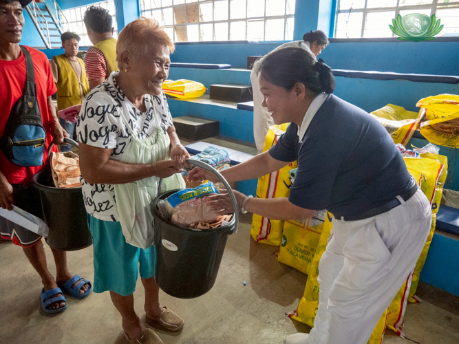 Heartwarming smiles were shared between Linda Danao (left) and a Tzu Chi volunteer during the relief.