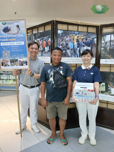 Peter Teves (center) didn’t hesitate to donate to Tzu Chi after placing his bet at the Lotto outlet. “I never win at Lotto, but with Tzu Chi, I know I’m a winner.”